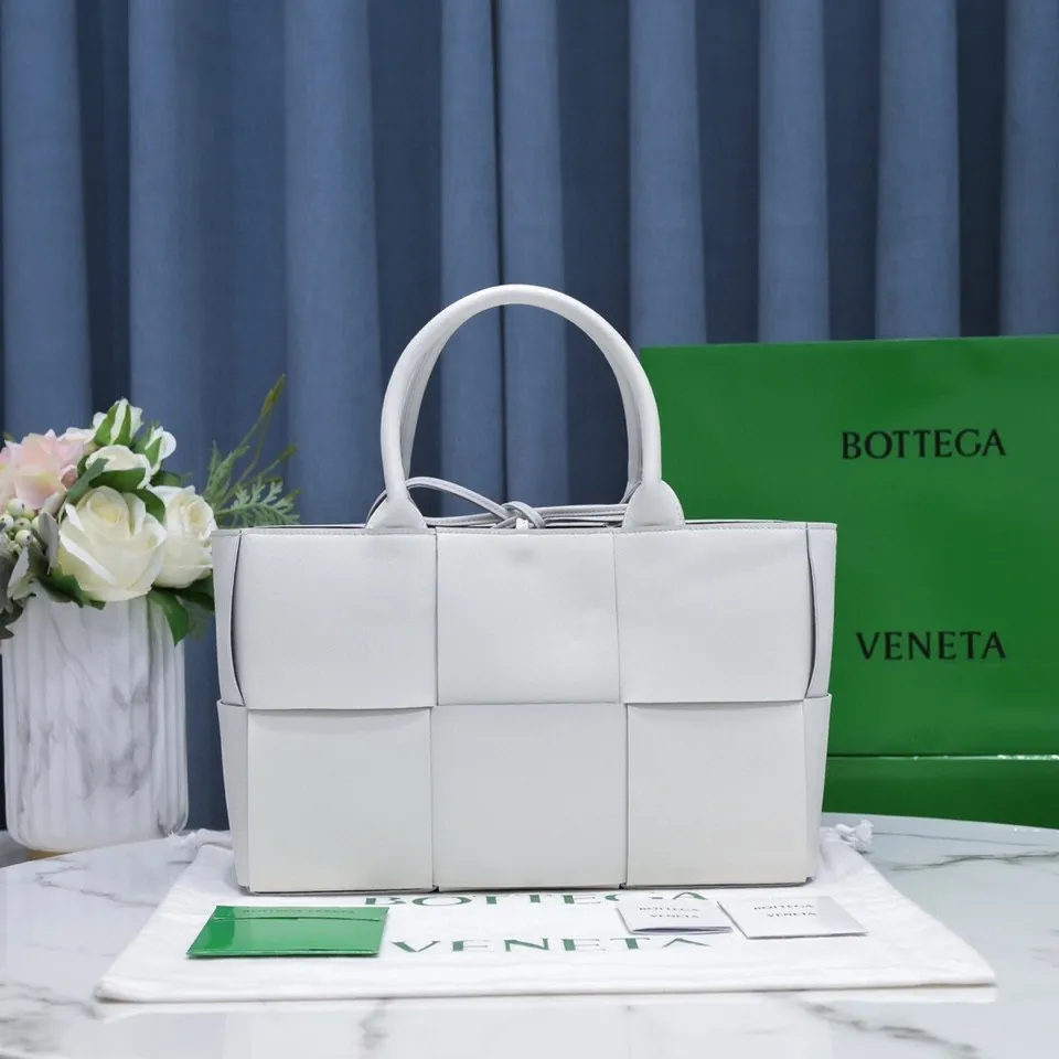 Batch 1760 medium arco, BottegaVeneta# official website latest sheepskin with inner sheepskin SLIP tote handbag, and the logo has been changed to the side panel😍The oversized woven design really makes it a huge gap from ordinary tote bags🔗🔗Different color combinations inside and outside ⛓Daniel Lee leads the brand's DNA to continue to evolve with fresh inspiration🧬🧬showing a balanced style of luxury and reality👉: 30*20*12 Model: 9893#